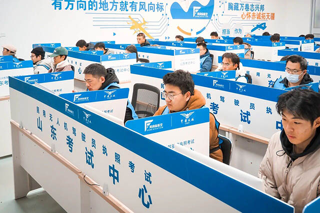 CAAC理论考试现场.jpg CAAC理论考试现场.jpg