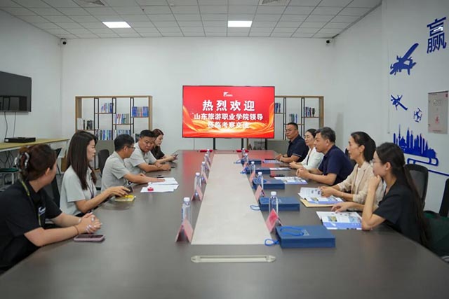 山东旅游职业学院莅临风向标航空考察并达成战略合作 (1).jpg 山东旅游职业学院莅临风向标航空考察并达成战略合作 (1).jpg
