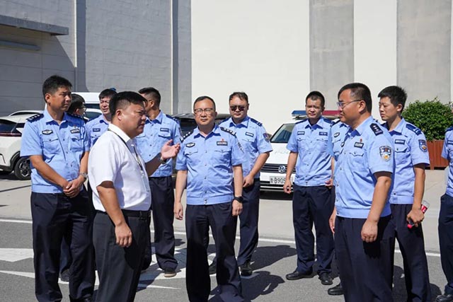 青岛市公安局交管支队董胶高速交警大队到访风向标航空参观交流 (1).jpg