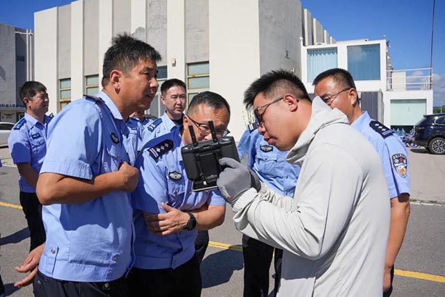 青岛市公安局交管支队董胶高速交警大队到访风向标航空参观交流 (2).jpg