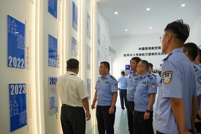 青岛市公安局交管支队董胶高速交警大队到访风向标航空参观交流 (3).jpg