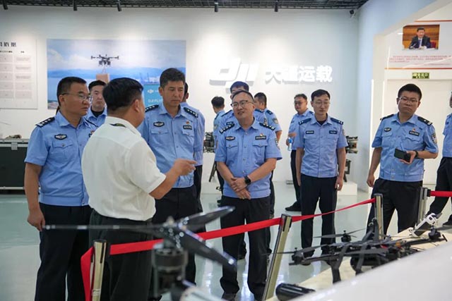 青岛市公安局交管支队董胶高速交警大队到访风向标航空参观交流(4).jpg