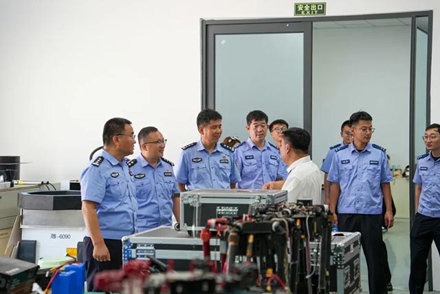 青岛市公安局交管支队董胶高速交警大队到访风向标航空参观交流 (5).jpg
