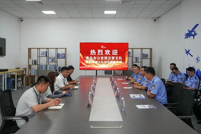青岛市公安局交管支队董胶高速交警大队到访风向标航空参观交流 (6).jpg